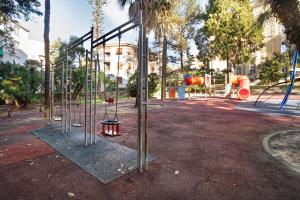 - une aire de jeux dans un parc avec balançoire dans l'établissement Il Turchese, à Sanremo