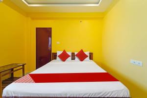 Postel nebo postele na pokoji v ubytování Hotel O Jayam Residency