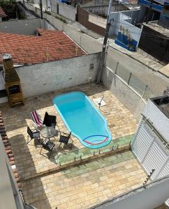 ein blauer Pool auf einem Gebäude in der Unterkunft Nox Temporada - Casa com Piscina e Churrasqueira in Caruaru