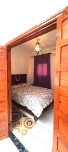 een slaapkamer met een bed erin bij Quariya Assiyahiya Riad Camilia in Marrakesh