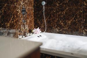 Koupelna v ubytování MARK Hotel