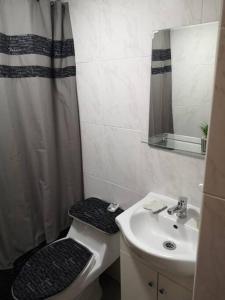 Koupelna v ubytování Departamento a metros de playa Cavancha + 8 fotografií