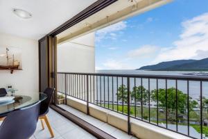 uma varanda com vista para o oceano em Cairns Ocean View Apartment in Aquarius em Cairns