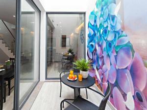 法鲁Faro Clara Suites的壁画房间内的桌椅