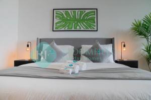ein Schlafzimmer mit einem Bett mit zwei Handtüchern darauf in der Unterkunft Elegant Studio In Mayan in Abu Dhabi