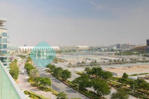 ariale Aussicht auf eine Stadt mit einem Gebäude in der Unterkunft Elegant Studio In Mayan in Abu Dhabi