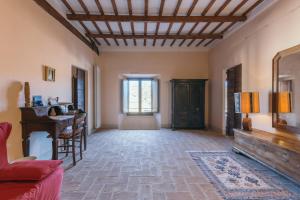 een woonkamer met een bank en een tafel bij A Palazzo in Pergola