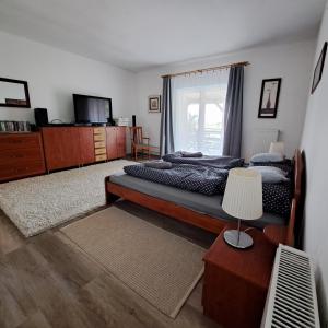 1 dormitorio con 2 camas individuales y ventana en Kék Lámpás Vendégház, en Pilismarót