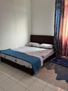 a bed sitting in a room with at Putrajaya Homestay (Zurinn 2) in Putrajaya