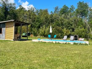 a group of chairs and a pool in a yard at Domos chucauco in Villarrica