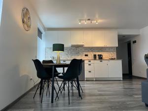 eine Küche und ein Esszimmer mit Tisch und Stühlen in der Unterkunft Balvi flat in Balvi