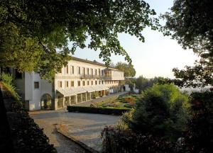 a large building with a garden in front of it at Hotel do Elevador in Braga