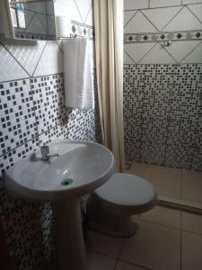 W łazience znajduje się umywalka, toaleta i prysznic. w obiekcie La posada w mieście São Gabriel