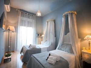 a bedroom with two beds and a window at Casa Vittoria in Verona