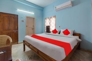 Een bed of bedden in een kamer bij OYO Flagship NS guest inn 2