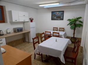 Kuchyňa alebo kuchynka v ubytovaní Noclegi Abramowicka + 29 fotografií
