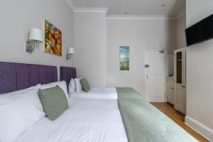 Postel nebo postele na pokoji v ubytování Harlingford Hotel