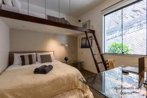 1 dormitorio con 1 cama elevada con mesa de cristal en 2 Quartos com Vista para Baia de Guanabara a 700m Pão de Açúcar - Cozinha Completa e Wi-Fi, en Río de Janeiro