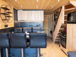 una habitación con una mesa y sillas de cuero en Appartement montagne rénové, 6 pers, proche pistes et commodités - FR-1-637-59, en Val Thorens