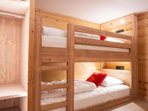 una habitación con literas y dos literas en Appartement montagne rénové, 6 pers, proche pistes et commodités - FR-1-637-59, en Val Thorens