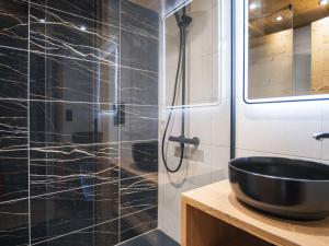 y baño con lavabo negro y ducha. en Appartement montagne rénové, 6 pers, proche pistes et commodités - FR-1-637-59, en Val Thorens 9 fotos más