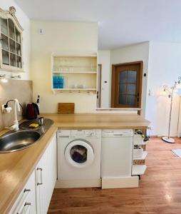 a kitchen with a washing machine and a sink at 300m od Rynku Sinus Apartaments in Wejherowo