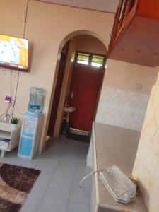 przedpokój pokoju z drzwiami i umywalką w obiekcie Mahnoor Airbnb Mombasa w mieście Mombasa