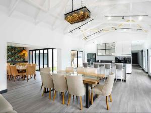 a kitchen and dining room with a table and chairs at Panorama Villa in Graskop