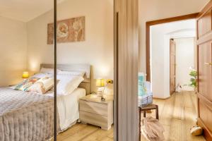 キアンチャーノ・テルメにあるVilla Violaのベッドルーム(ベッド1台、鏡付)