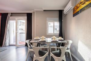 uma sala de jantar com mesa e cadeiras em Apartamento Palacio Aranjuez Completo 2H - Warner Park Near em Aranjuez