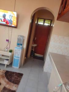 En tv och/eller ett underhållningssystem på Mahnoor Airbnb Mombasa