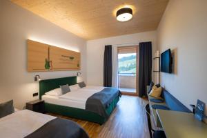 Televízia a/alebo spoločenská miestnosť v ubytovaní JUFA Hotel Laterns - Klangholzhus