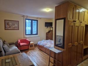 Apartmani - Mesko vajat في ديفشيبار: غرفة معيشة مع سرير ومرآة