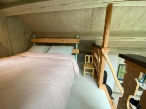 1 dormitorio con 1 cama en el ático en Artist Studio, en Frederiksværk