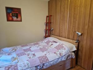 سرير أو أسرّة في غرفة في Apartmani - Mesko vajat