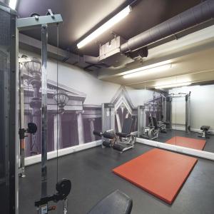 una sala de fitness con un gimnasio con máquinas de ejercicio en Citadines Holborn - Covent Garden London, en Londres