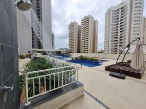 einen Blick vom Balkon eines Apartments mit Gebäuden in der Unterkunft JH PALHANO in Londrina