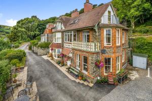 una vista aérea de una casa con entrada en Ingleside en Lynton