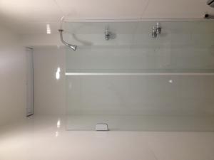 een witte kamer met een douche en een weegschaal op de vloer bij PJ160 in Rio de Janeiro