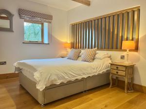 een slaapkamer met een groot bed en een raam bij Hedges House in Buckingham