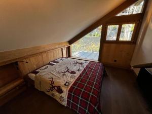 een kleine slaapkamer met een bed in een huis bij Chalet Fleur des Vosges 5 Bedrooms in La Bresse