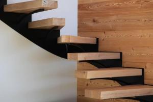 um conjunto de escadas de madeira num quarto em Chalet Fleur des Vosges 5 Bedrooms em La Bresse
