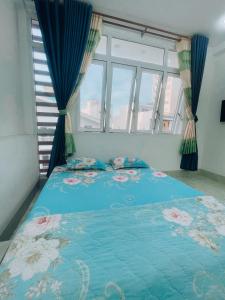 Cama grande en habitación con ventana en HOATEL MEKONG HOME GUESTHOUSE, en Can Tho