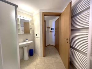 bagno con lavandino, servizi igienici e specchio di Affittimoderni San Simone - VALS30 a Valleve