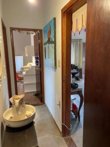 una habitación con espejo y un bol sobre una mesa en Casa Rosa Hospedaria en Araxá