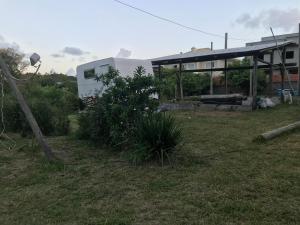 um reboque branco estacionado em frente a uma casa em Trailer Refúgio Shakti em Florianópolis