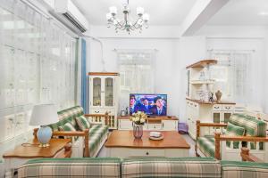 金寧鄉的住宿－XICHI Homestay，客厅配有沙发和桌子