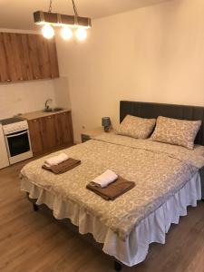 um quarto com uma cama com duas toalhas em Apartman sa bracnim krevetom em Kraljevo