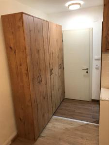 um quarto com uma grande porta deslizante de madeira em Apartman sa bracnim krevetom em Kraljevo