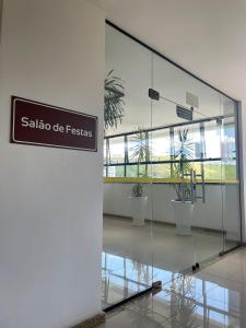 un panneau indiquant sila de fiesta dans un bâtiment dans l'établissement hihome - Metropolitan, à Juiz de Fora